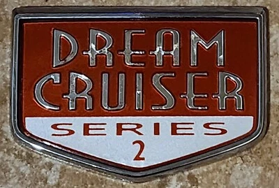 Подлинный оригинальный производитель 2003 Chrysler PT Dream Cruiser серии 2 мандарин багажник люк эмблема - Изображение 1 из 4