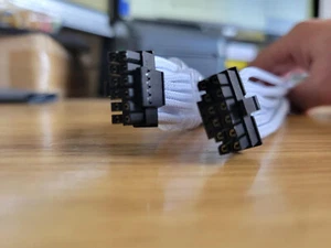 Shakmods 12VHPWR PCIe Modular PSU Adapter Cable with 2 clear cable combs 60cm - Picture 1 of 3