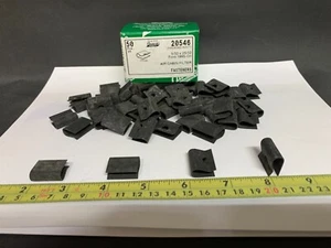 Auveco 20546 Forrd Air Cabin Filter Fastener 5/8" X 25/32" - Imagen 1 de 4