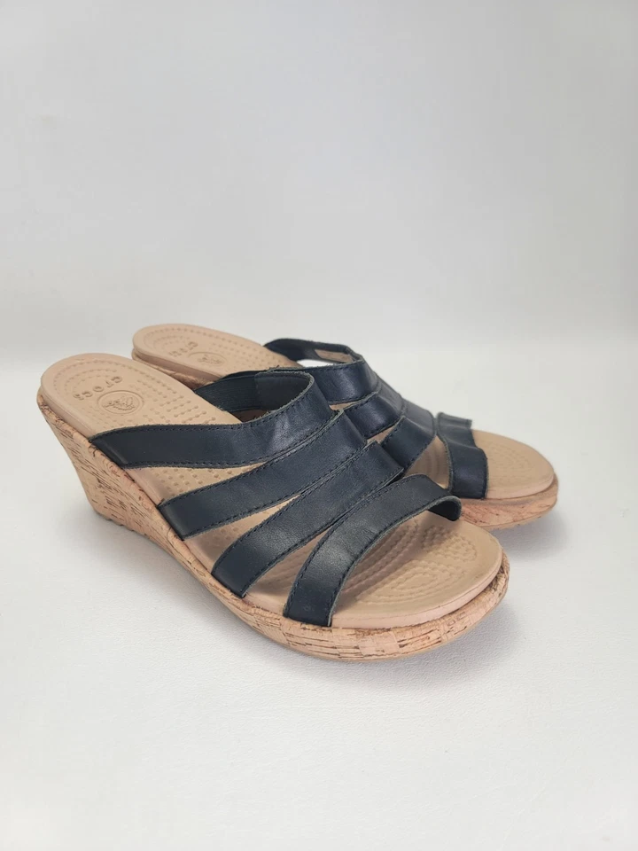 Crocs A Leigh sandálias anabela femininas 6 tiras sapatos confortáveis salto de cortiça - Imagem 1 de 4