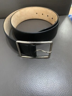 Cinturón ancho de cuero negro Alexander McQueen con hebilla rectangular plateada Foto 1 de 4