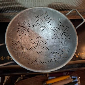 Colador vintage de 9" aluminio metal 7 estrellas patas colador manijas granja - Imagen 1 de 4