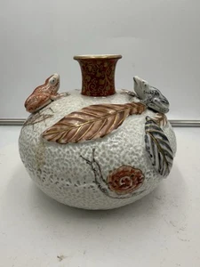 Japanische Kutani Porzellan Vase mit Insekt und zwei Fröschen - Bild 1 von 9