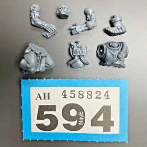 HIGH MARSHAL HELBRECHT CLEANING SERVITOR PARTS BLACK TEMPLARS SPACE MARINES 40K - Picture 1 of 1