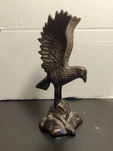 Vintage Messing schwerer Briefbeschwerer 6" hoch, patiniert fliegender Adler Statue Figur - Bild 1 von 8
