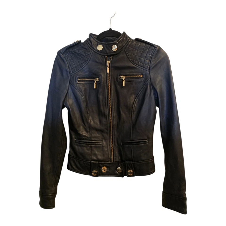 Chaqueta de motociclista GUESS by Marciano de cuero de cordero negro con cremallera pequeña dorada calle Foto 1 de 4