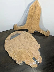 Tabla de cortar de bambú de diseño de nave espacial de ciencia ficción con soporte juego de 2 piezas - Imagen 1 de 17