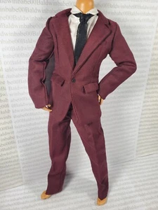 N30~ TRAJE ~ SE ADAPTA A KEN ORIGINAL HECHO PARA MOVER MUÑECA BORGOÑA CHAQUETA PANTALONES TRAJE CORBATA - Imagen 1 de 21