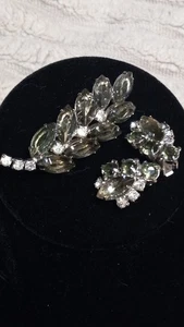 Vintage Krappen Set Silber rauchgrau grün Strass Brosche & Ohrclips - Bild 1 von 21