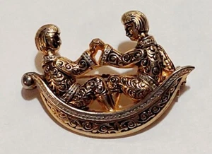 Vtg Textured Demascene Courting Couple In Gondola Brooch - Picture 1 of 4