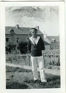 PHOTO snapshot,  un matelot pose en extérieur  marine  marin  circa 1950 sailor - Picture 1 of 1