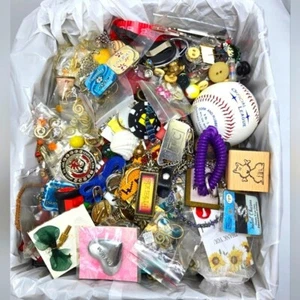 RIESIGES Konvolut Trödel Schublade Goodies Knöpfe Uhren Aufkleber Schlüsselanhänger Schmuck Verschiedenes - Bild 1 von 13