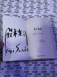 SIGNIERTES NEU Koji Suzuki Der Ring Horror Taschenbuch RAR - handsigniert - Bild 1 von 6