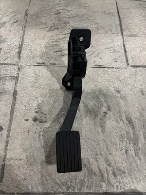 Pedal de acelerador Mitsubishi Mirage 2014-2024 tracción delantera OEM 1600A093 Foto 1 de 3