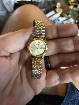 Vtg Seiko Watch Women Gold Silver Two Tone Day Date 7N83-0041 New Battery 6.25" - Image 1 of 4