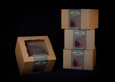 paquete de cuatro pasteles de ron jamaicano de 4" (10 oz), en cajas de papel artesanal Foto 1 de 4