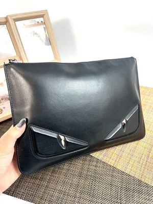 Bolso sin asas FENDI Monster Bugs Eye color negro plata cuero unisex Foto 1 de 4