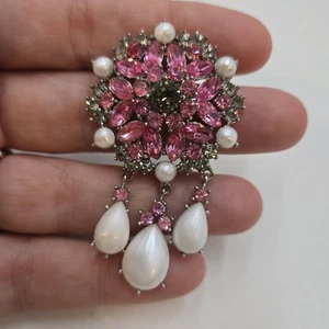 Broche RARO Vintage Corona Trifari Rosa 'Diamante Negro' Estrás Imitación Perla - Imagen 1 de 5