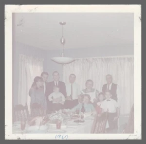 Fundfoto 1967 verschwommener großer Familientisch 3,5 x 3,5  - Bild 1 von 2