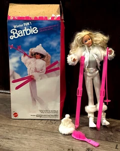 1990 MATTEL BARBIE "WINTER FUN" PUPPE MIT ZUBEHÖR - Bild 1 von 4