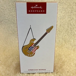 🎄2022 HALLMARK🎄✨MUJER AMERICANA ✨por The Guess Keepsake Ornament 🆕 - Imagen 1 de 4