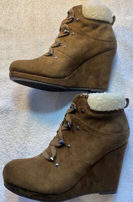 NOVO SEM ETIQUETAS-CATO TAMANHO 8 CAMURÇA MARROM-PELE FORRADA NA PARTE SUPERIOR-BOTINHAS CUNHA TORNOZELO--SUPER FOFAS! - Imagem 1 de 4