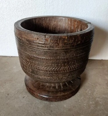 Mortero africano de madera grande antiguo tallado a mano mortero de madera Foto 1 de 4