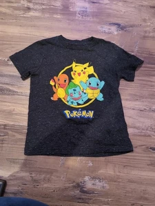 Pokemon Jungen T-Shirt Größe 5 Baumwolle/Poly Grau Grafikdruck Pikachu Anime - Bild 1 von 2