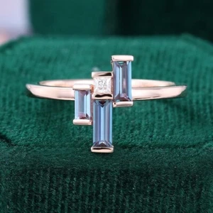 Anillo de compromiso con halo oculto de alejandrita con forma de baguette banda de plata de ley 925 - Imagen 1 de 6