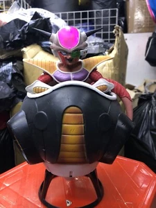 Statua jumbo Dragon Ball Z Frieza prima forma seduta in astronave pod - Foto 1 di 8
