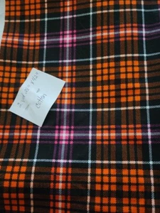 Tela de algodón a cuadros naranja y negro. Precorte 2 años 28" pulgadas - Imagen 1 de 1