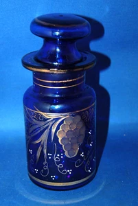 Ein sehr dekoratives altes blaues Glasgefäß, Weinrebe Traube vergoldet Design und Schliff - Bild 1 von 3