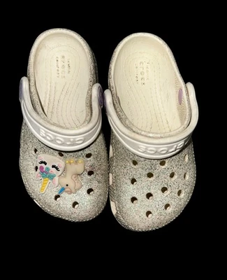 ¡Cocodrilos juveniles brillantes blancos! Talla 8 Viene con 2 Dijes Unicornio Foto 1 de 4