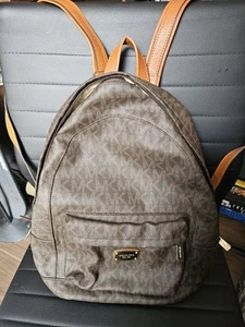 Mochila Michael Kors Jet Set Signatures Grande Marrón Usada en Excelente Condición - Imagen 1 de 4
