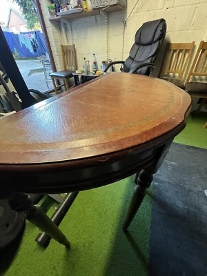 Mesa auxiliar superior de cuero antigua Foto 1 de 4