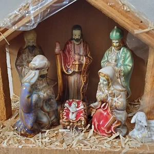 Belén Set con 8 Piezas Figuras Esmaltadas y Pesebre de Madera 7” X 6.” - Nuevo - Imagen 1 de 7