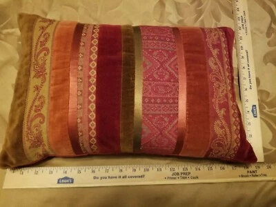 Almohada lumbar Crate & Barrel Regina roja satinada y terciopelo 18" X 12" plumón Foto 1 de 4