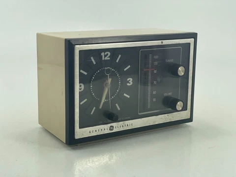 Vintage 1976 GE Clock Radio Alarm Model 7-4725 Beige AM Only Cover