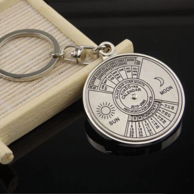 PORTACHIAVI AUTO MOTO CALENDARIO PERPETUO PORTAFORTUNA IDEA REGALO UOMO DONNA - Immagine 1 di 2