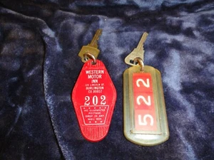 2 chiavi vintage Motel Hotel Room Fobs Western Motor Inn Co. Glenwood Hot Springs - Foto 1 di 2