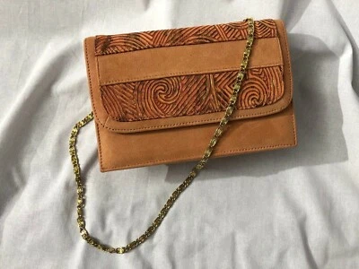 Bolso Clutch Maxine Megalítico Estilo Celta Arte Cuero Repujado Gamuza Italiano NUEVO Foto 1 de 4