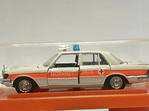 Schuco-Modellauto, Mercedes 350 SE Notarzt zerlegbar Metall 1:43, Krankenwagen - Bild 1 von 12