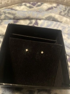 Bloomingdale's Single Diamond Ohrringe 18K Gold Alltag getragen Neu - Bild 1 von 5