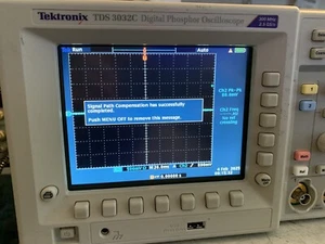 Niedriges 2288 Stunden Cal'd Tektronix TDS 3032C Oszilloskop 300 MHz 2 Kanäle war $12 Neu - Bild 1 von 19