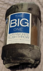 Nuevo The Big One Supersoft Plush Throw 5' x 6' verde/negro Buff -estante - Imagen 1 de 3