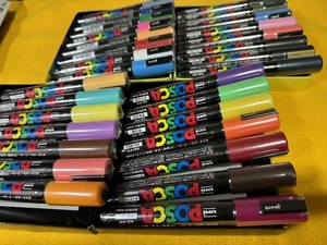 UNI POSCA Lote de 29 Lápices Mitsubishi Color a Base de Agua PC-5M Marcador Tamaño M NUEVO - Imagen 1 de 16