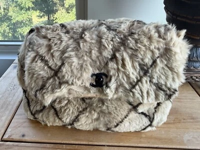 Bolso Chanel edición limitada con solapa de piel Foto 1 de 4