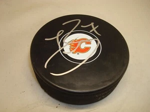 TJ Brodie signed Calgary Flames Hockey Puck handsigniert 1A - Bild 1 von 2