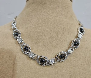 Collana tono argento con strass e fiori - Foto 1 di 8
