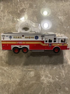 Código 3 1:64 FDNY Rescate Pesado 3 Aparatos Departamento de Bomberos de Nueva York Foto 1 de 4